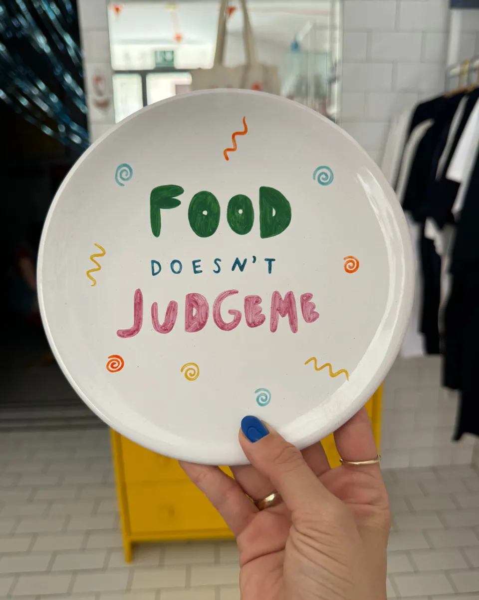 TA-DAAN Food doesn't judge me plate