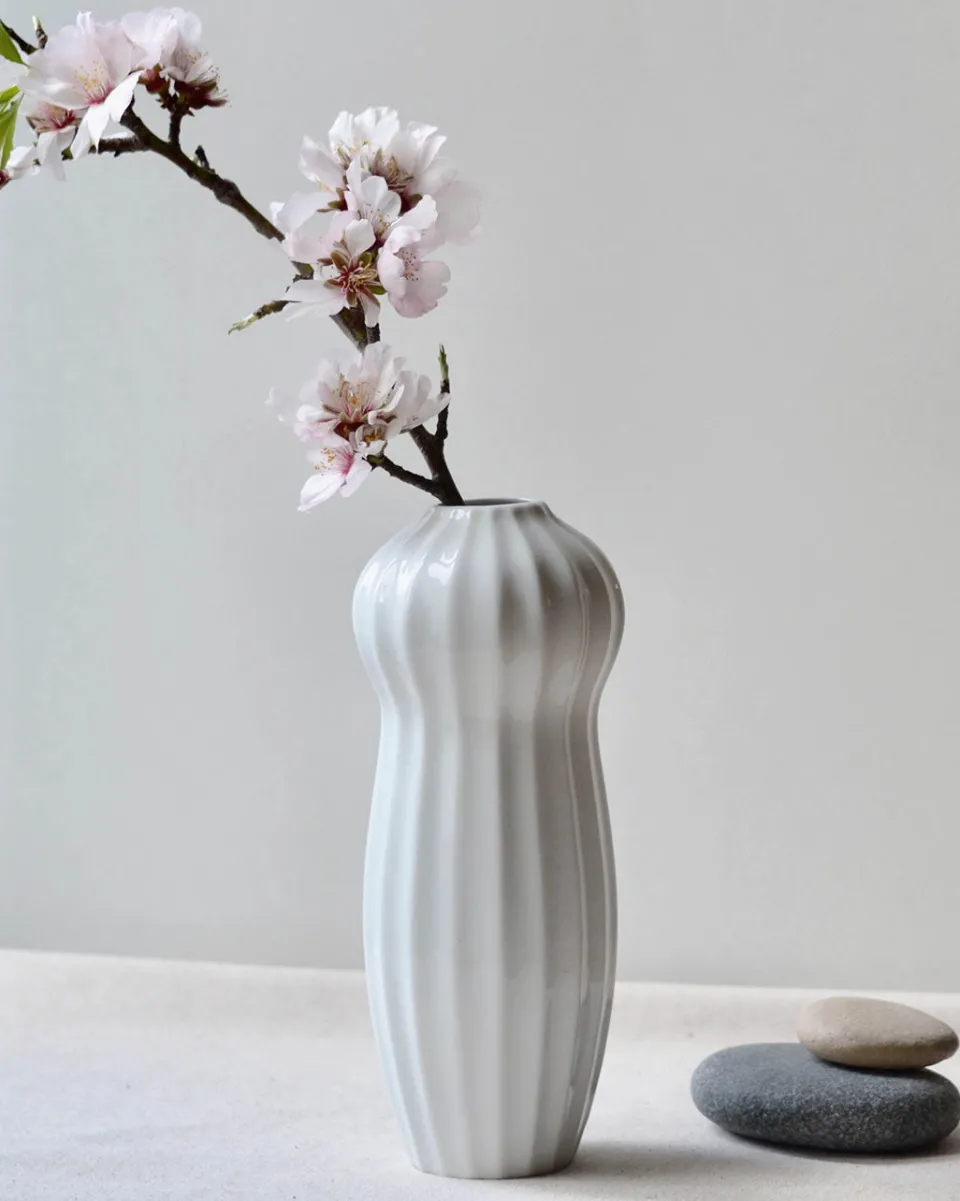 TA-DAAN Maja ribbed porcelain Ikebana vase