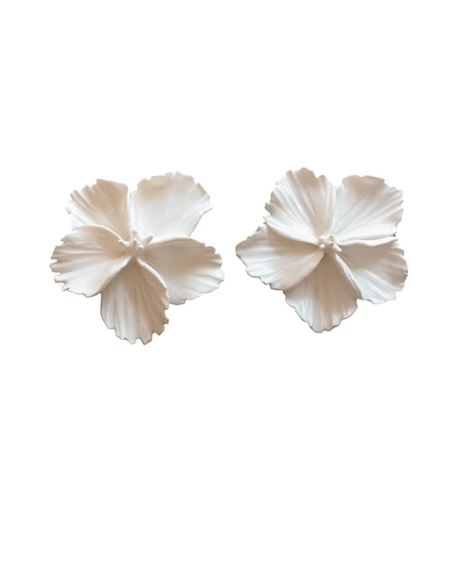 TA-DAAN White Hibiscus earrings